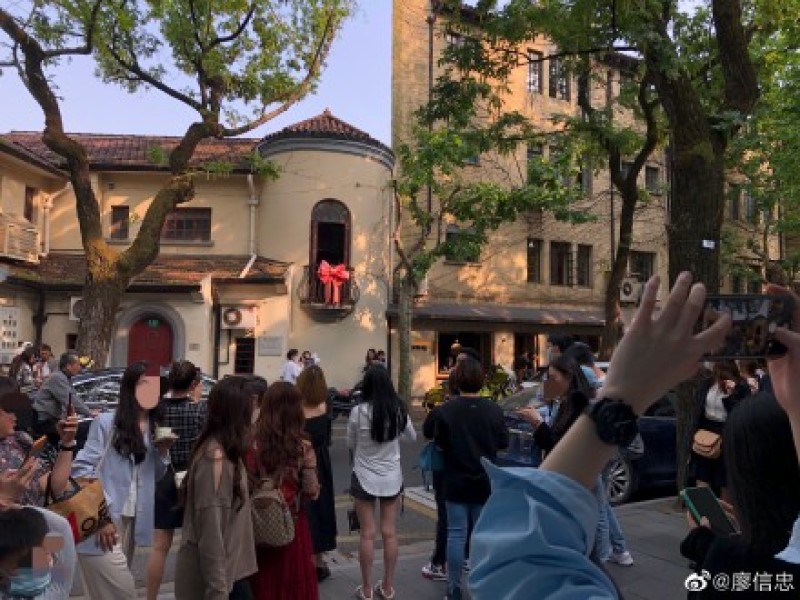 上海武康路最新网红景点是129号小阳台上的粉红蝴蝶结