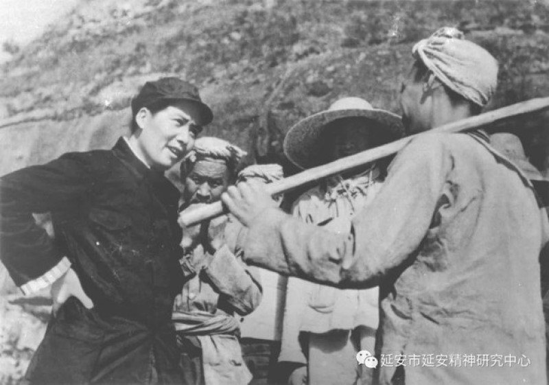 毛泽东（左）在延安。
