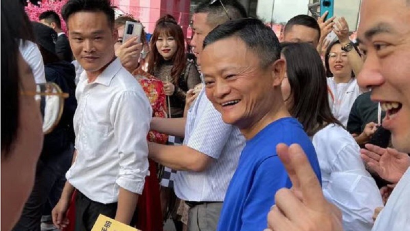 马云现身阿里巴巴总部 面容苍老消瘦引关注
