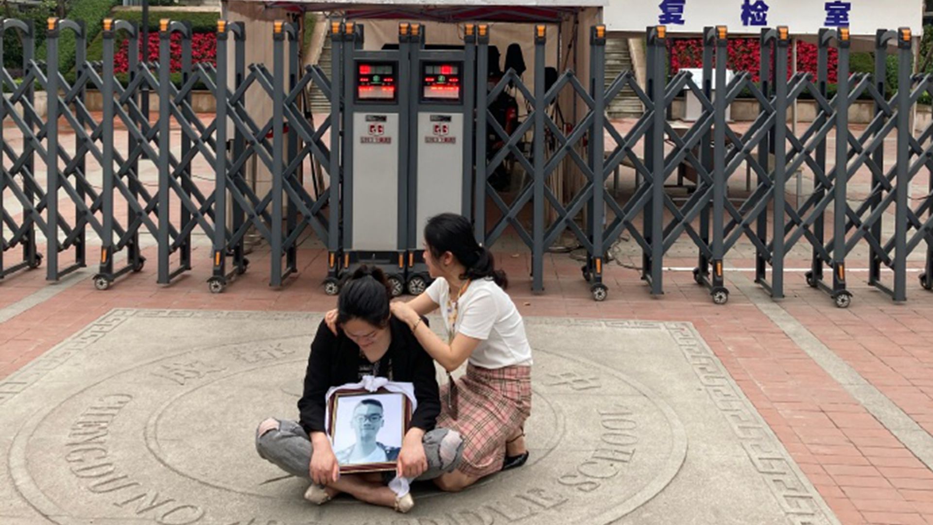 成都49中学生坠亡事件引发社会舆论高度关注