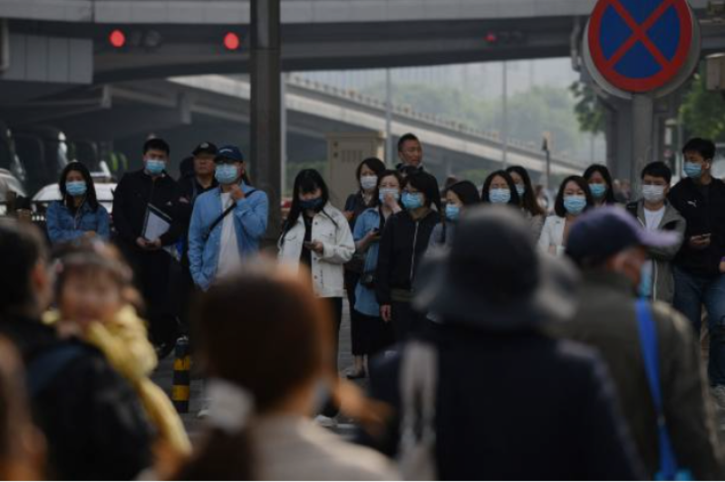 北京市区交通路口正在等待过马路的人群