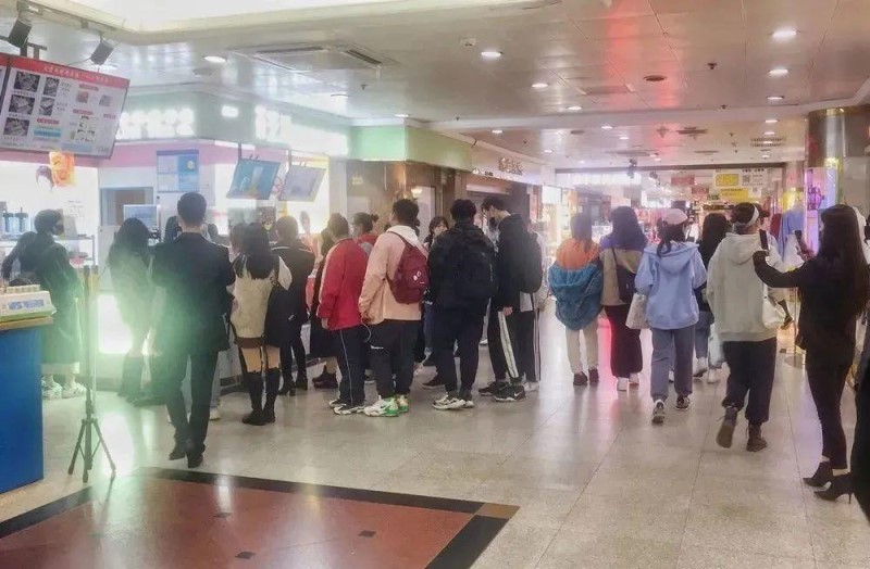 图为诈骗团伙雇人排队买奶茶