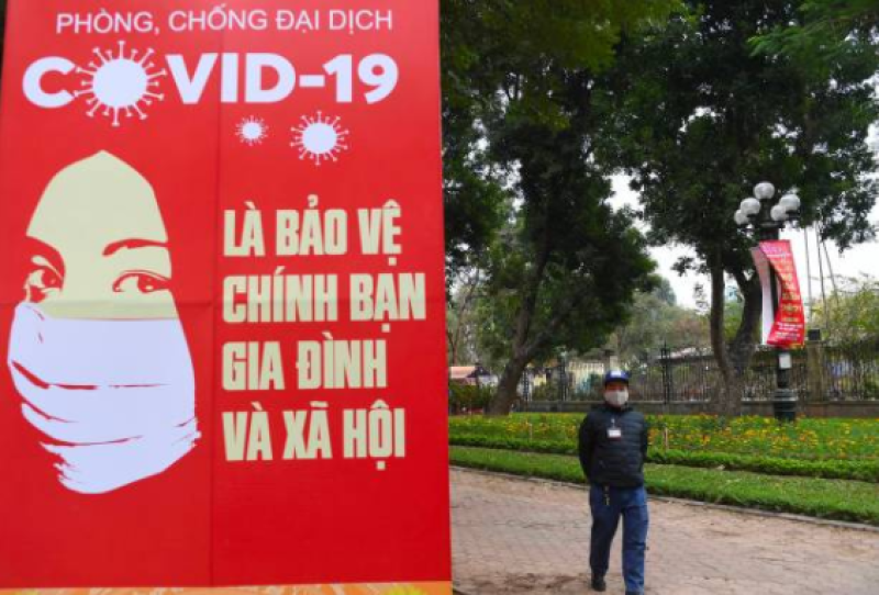 越南街头随处可见提醒民众戴口罩的标语