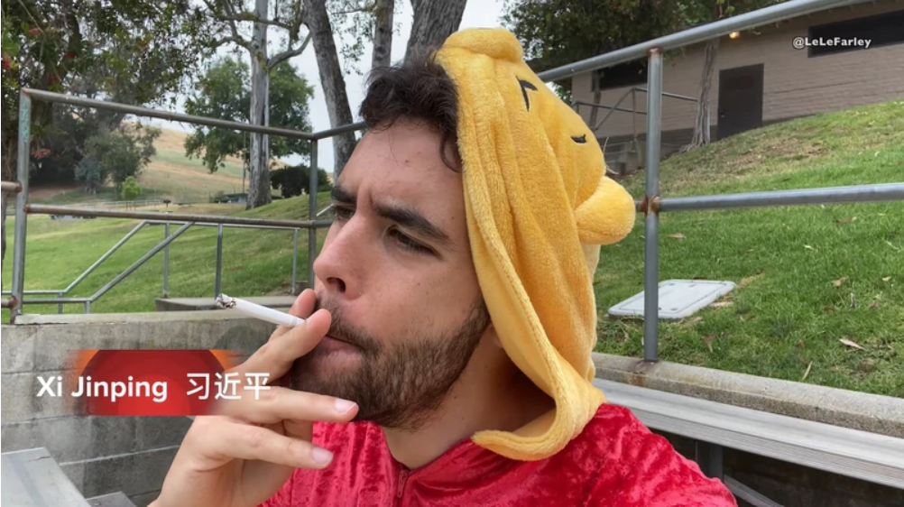 曾是洋五毛的乐乐法利穿着小熊维尼装，扮抽烟的习近平，结果被全网封杀。