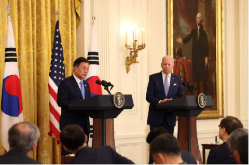 美国总统拜登与韩国总统文在寅会谈后在白宫举行记者会