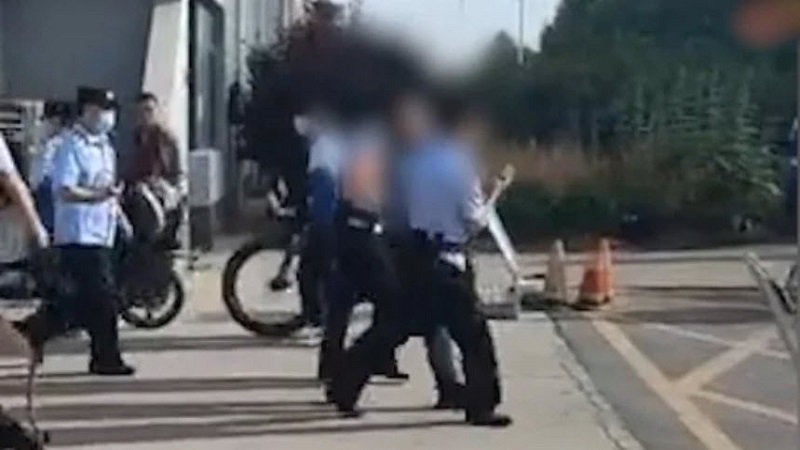河北男砍伤三学生 警方称是精神病 相关贴文被删