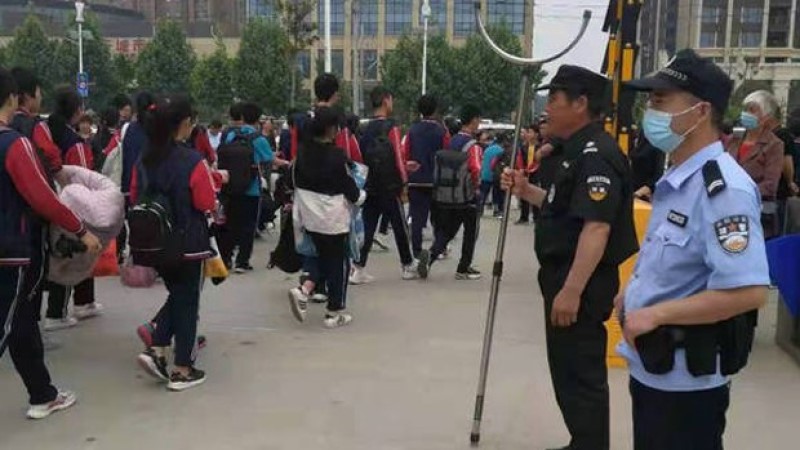 2021年5月24日，案發前一天南陽高新公安分局發布警員守護校園安全的宣傳照。