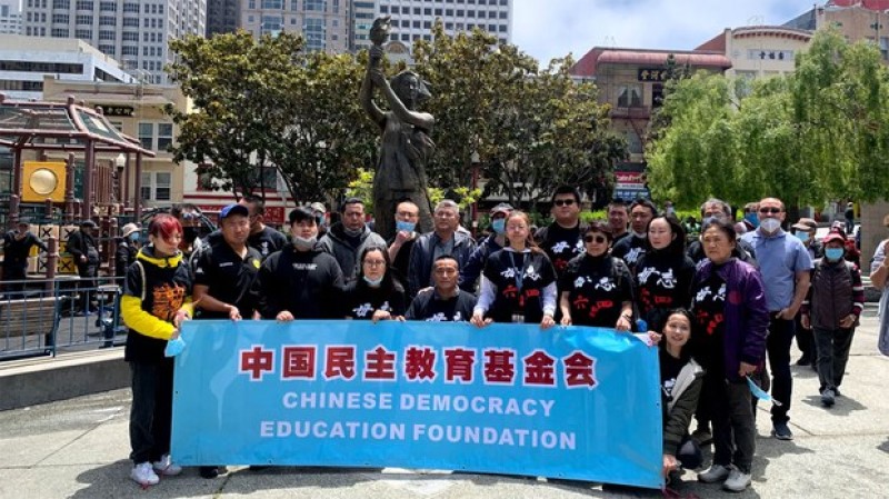 清洗活動結束後，活動參加者在民主女神像前合影。