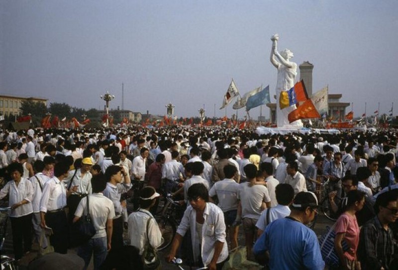 1989年5月30日，揭幕后的民主女神。