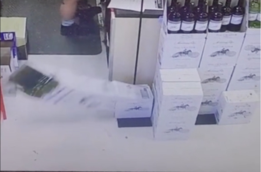 葡萄酒箱突然倒下