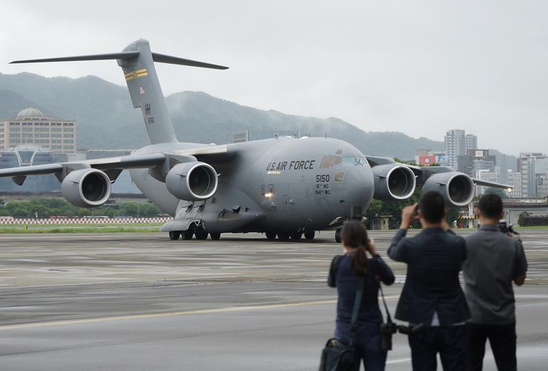 美國聯邦參議院搭軍機抵台