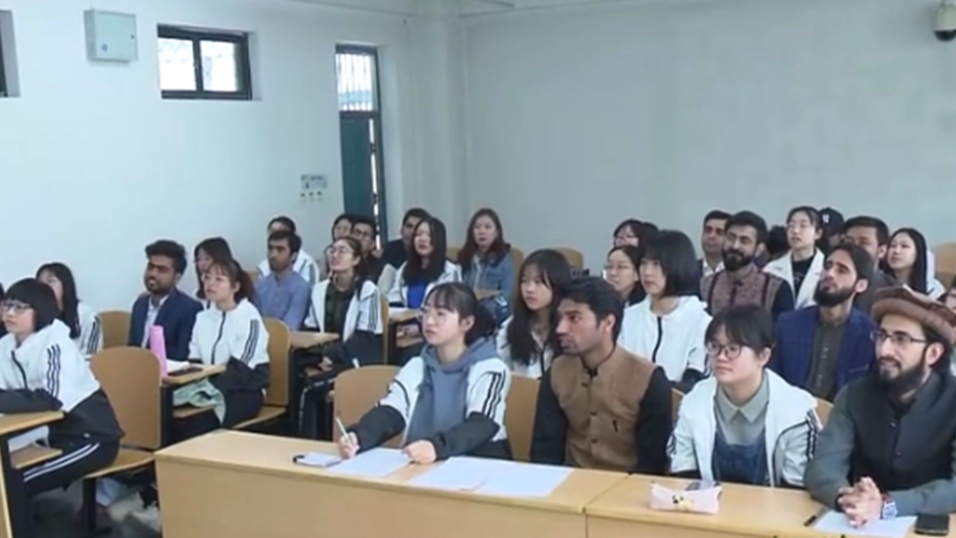 河北师范大学国际文化交流学院引发搭配学伴质疑