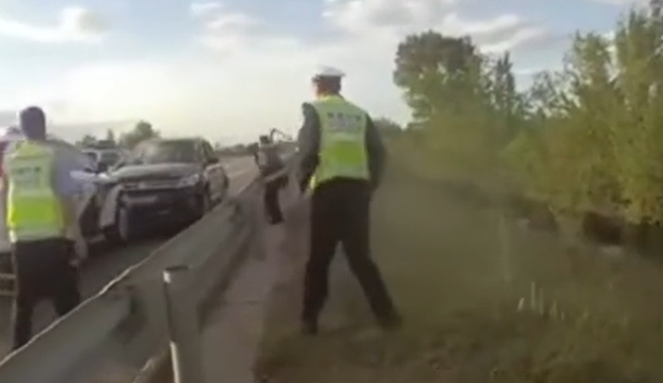 男子在包茂高速逆向行驶冲撞警车