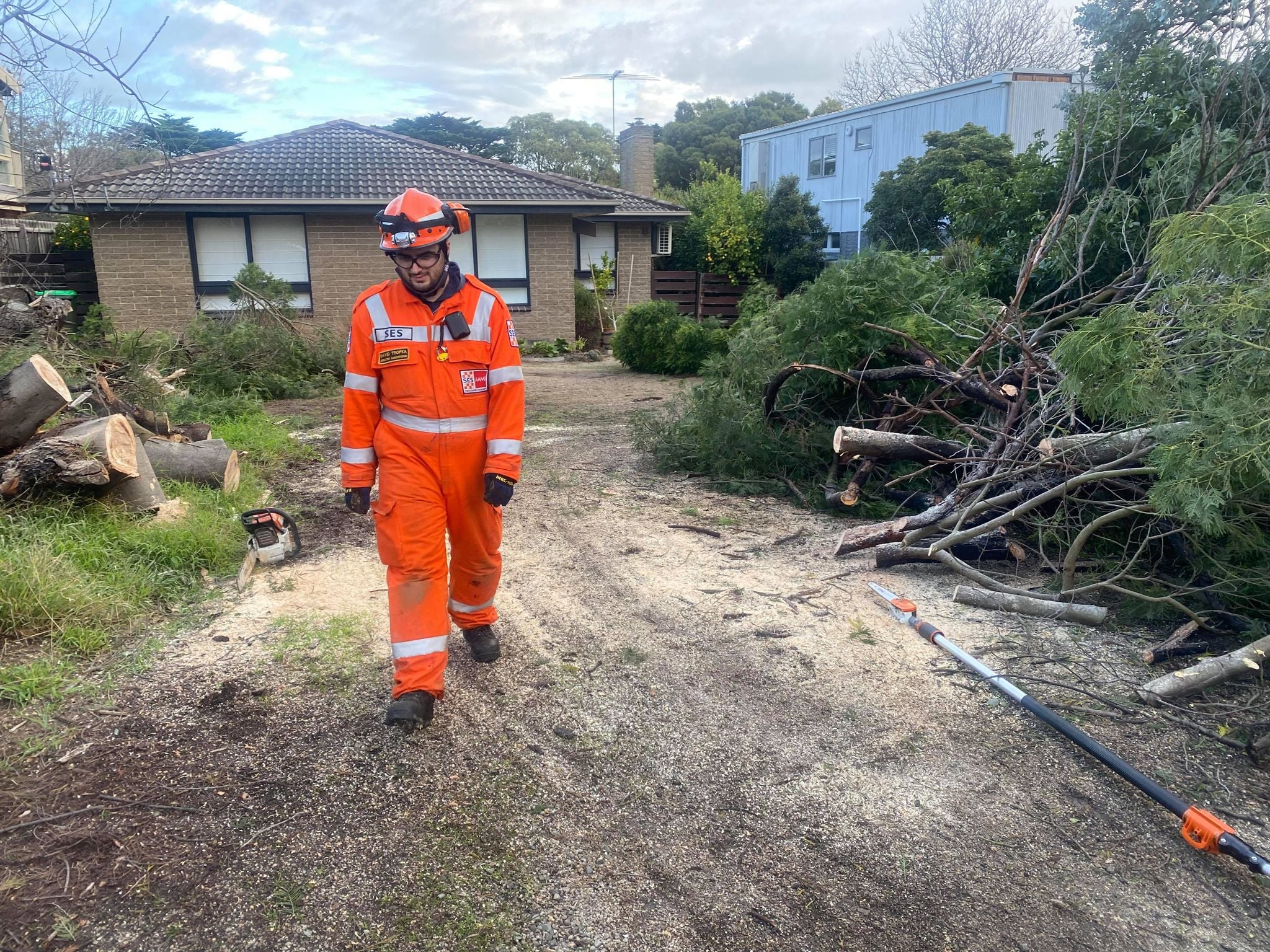维州部分地区遭受狂风暴雨和洪水袭击
