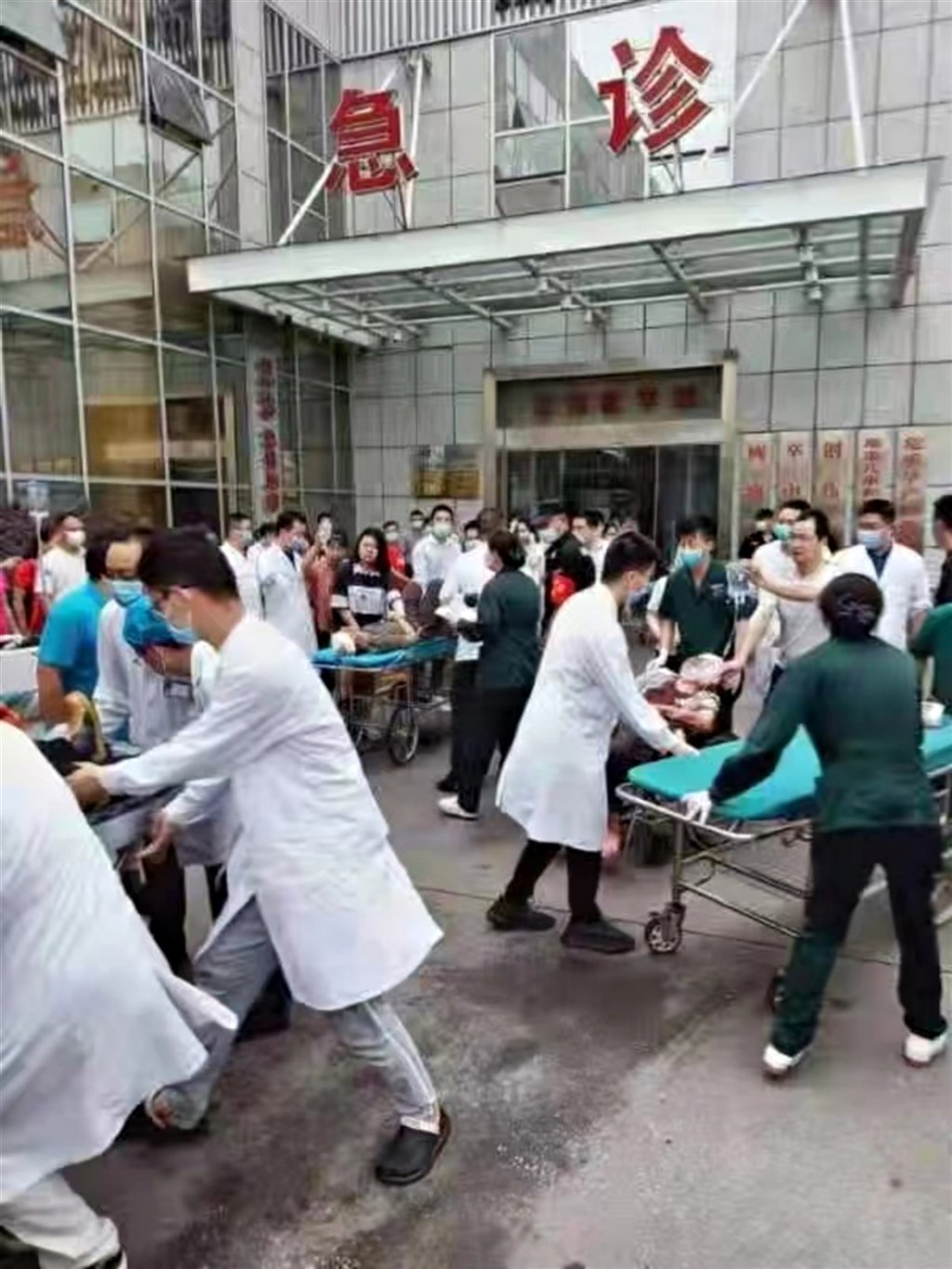 中国湖北省十堰市一座社区13日清晨发生天然气爆炸已有11 人死亡