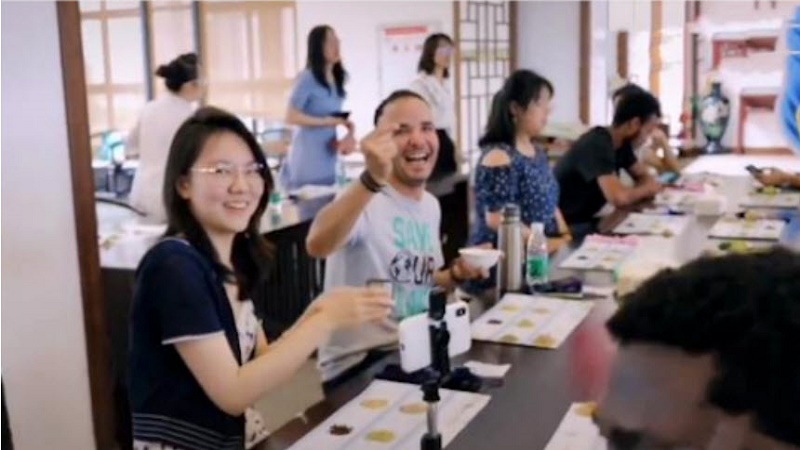高校给留学生配女伴 是什么让女大学生出卖色相？