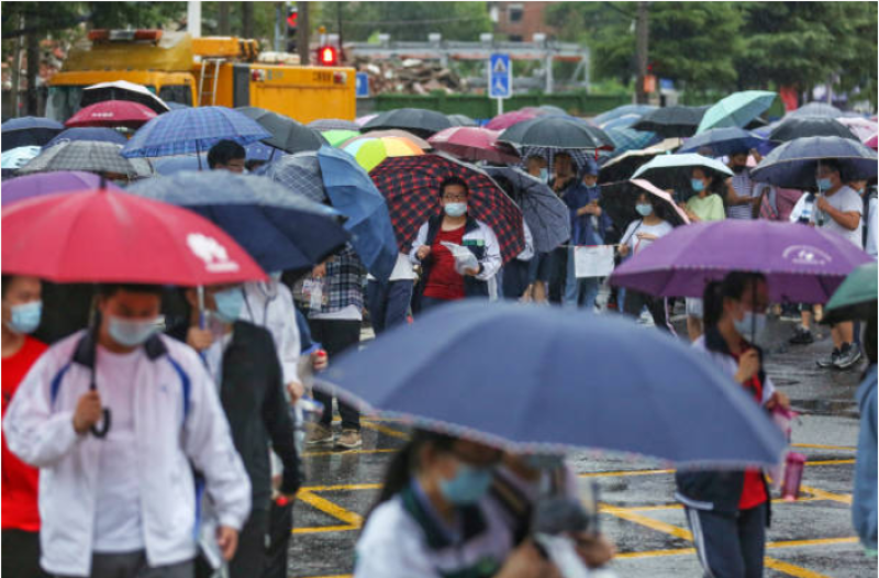 图为湖北武汉考生冒雨参加考试