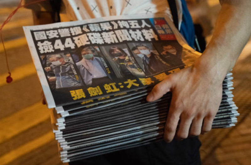 香港市民排队购买苹果日报以示支持