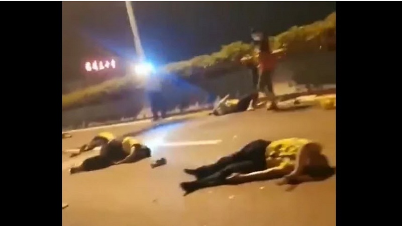 福州高速有司机撞翻多名交警 现场血腥恐怖