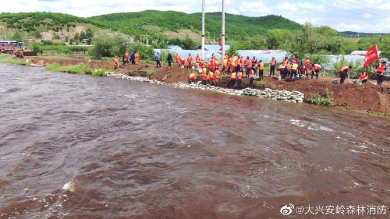 黑龙江大兴安岭消防员营救受困民众