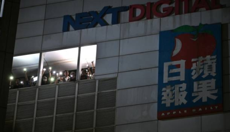 6月23日晚，蘋果日報停刊前的最後一夜，大量支持者前往壹傳媒大樓聲援