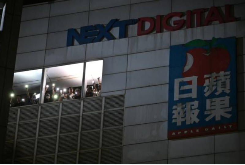 6月23日晚，苹果日报停刊前的最后一夜，大量支持者前往壹传媒大楼声援