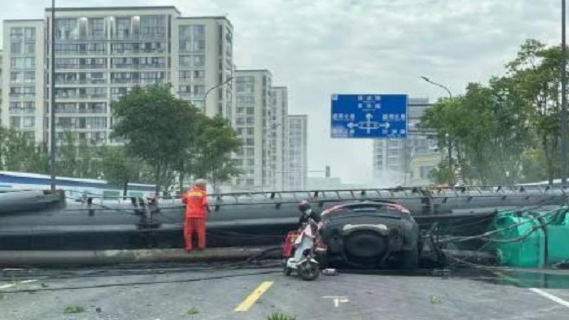 宁波一工地打桩机倒塌砸中行驶中的汽车 两人死亡