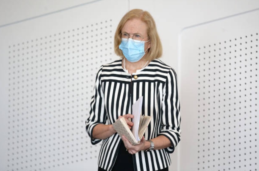昆州首席卫生官员，Jeanette Young