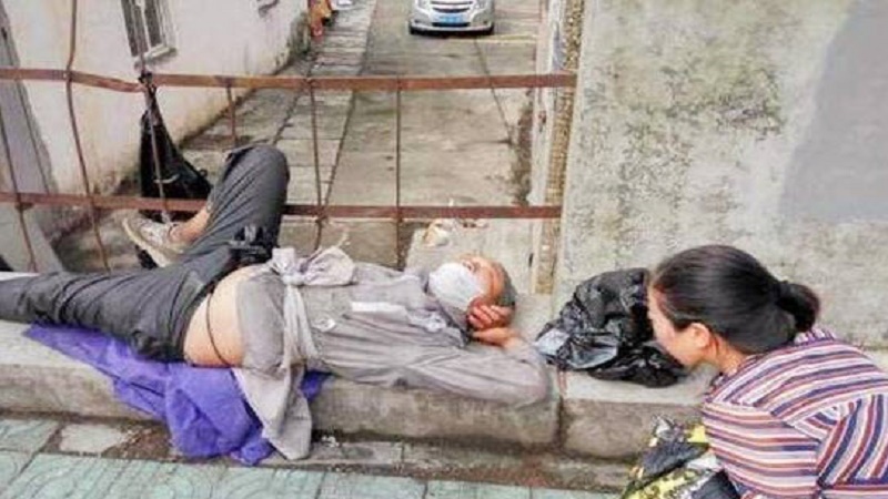 昔日童星沦落街头 以捡垃圾维生