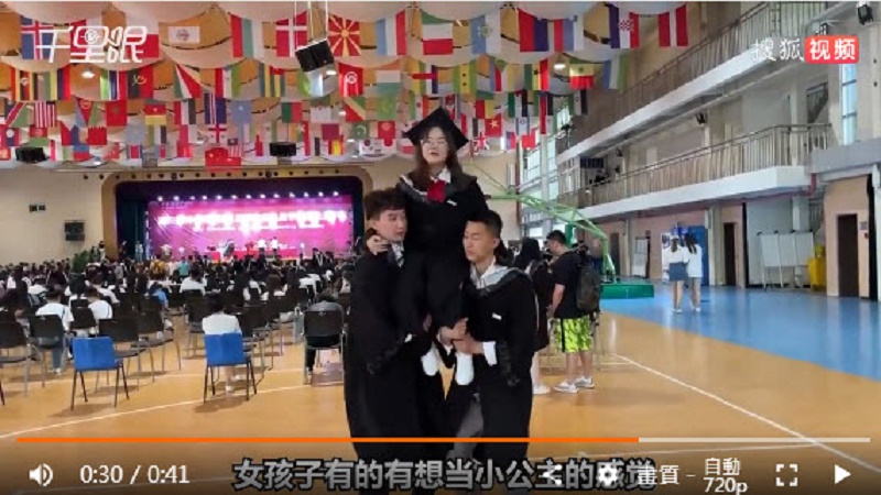 将女生抬到肩膀拍照 西安翻译学院毕业季引关注