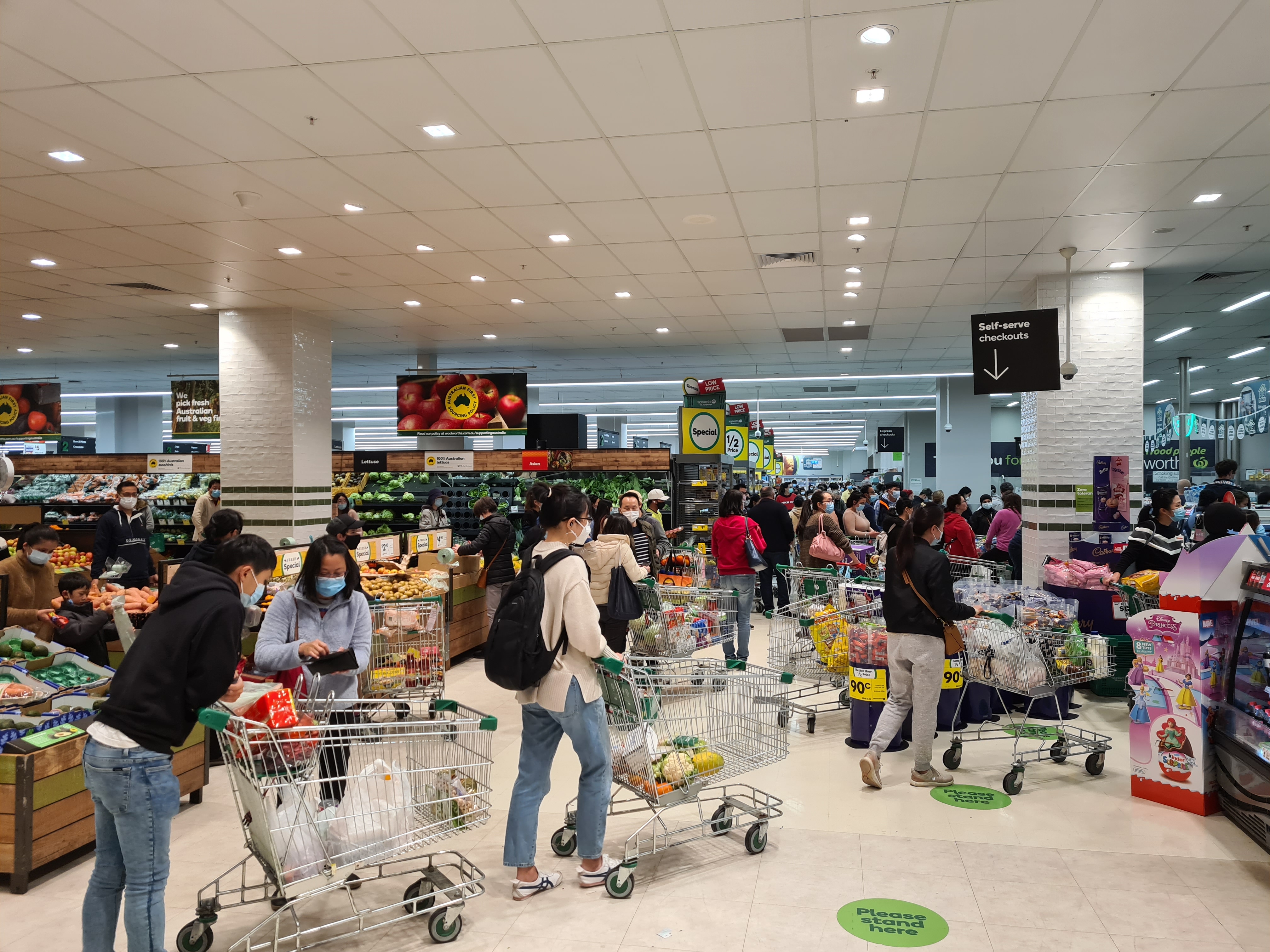 澳洲疫情 Woolworths 排队 购物