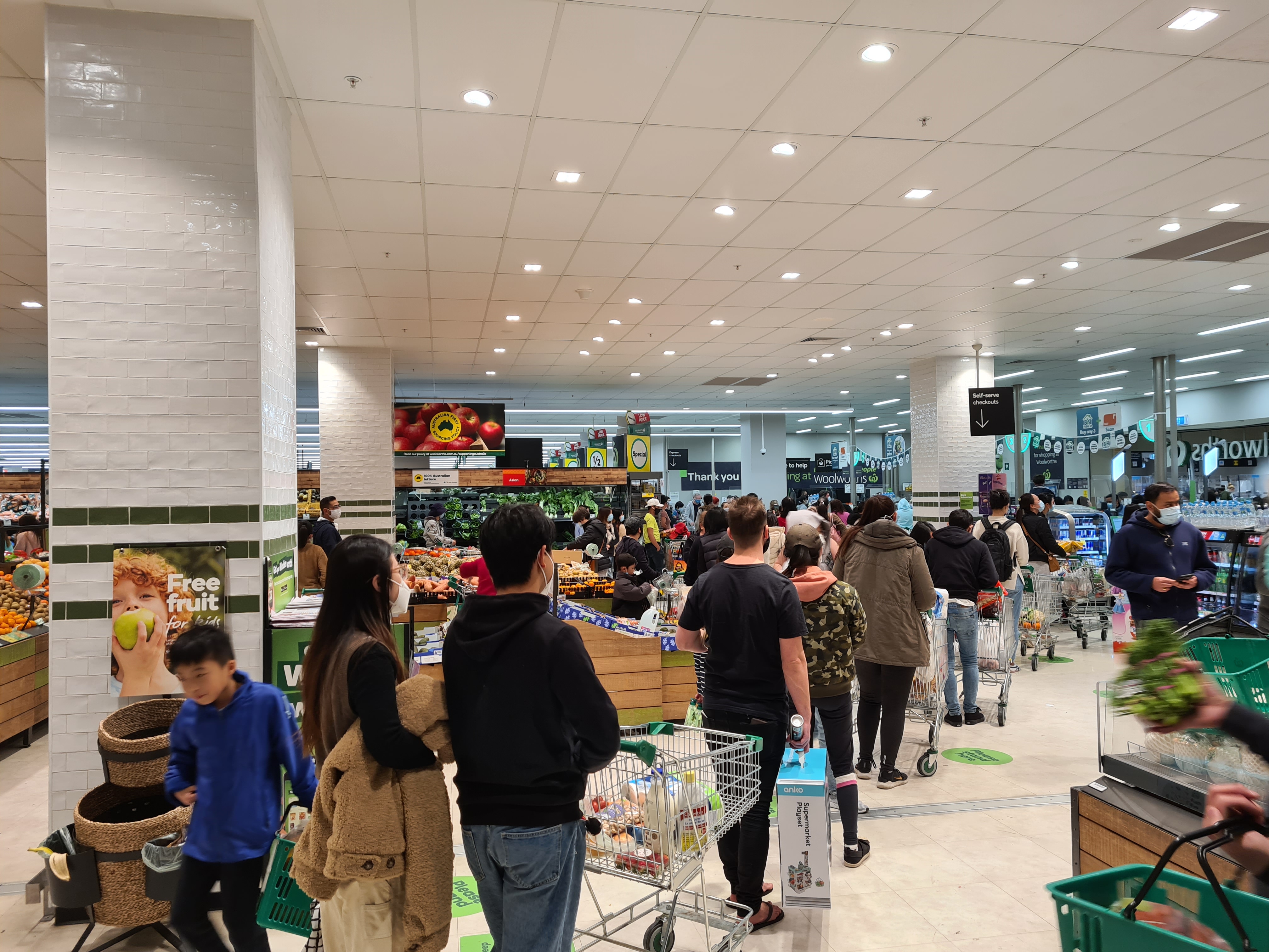 澳洲疫情 Woolworths 排队 购物