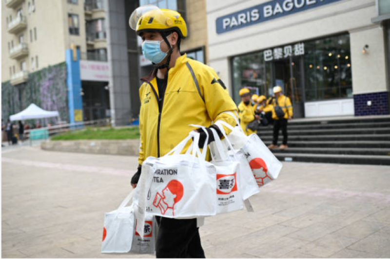 一位北京外卖小哥正在送外卖