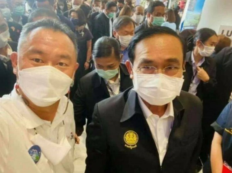 泰国总理巴育（图右）特别在7月1日前往普吉岛与相关企业业者会面，会中还与一名商会会长（图左）自拍
