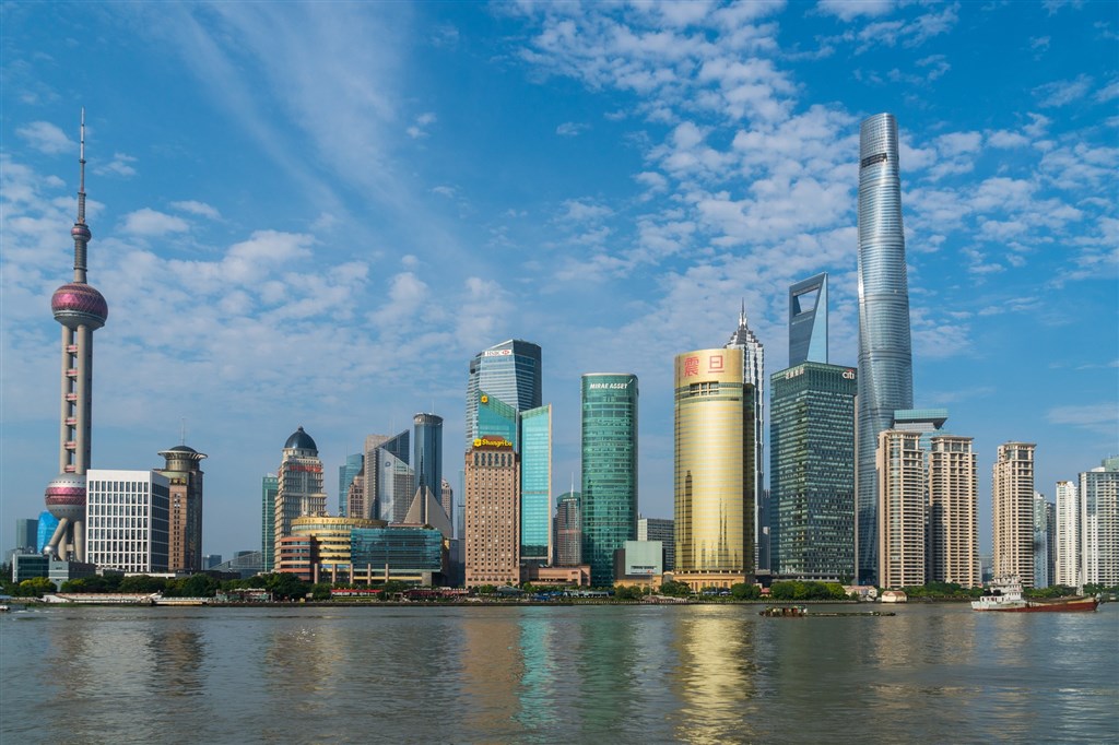 图为上海一景