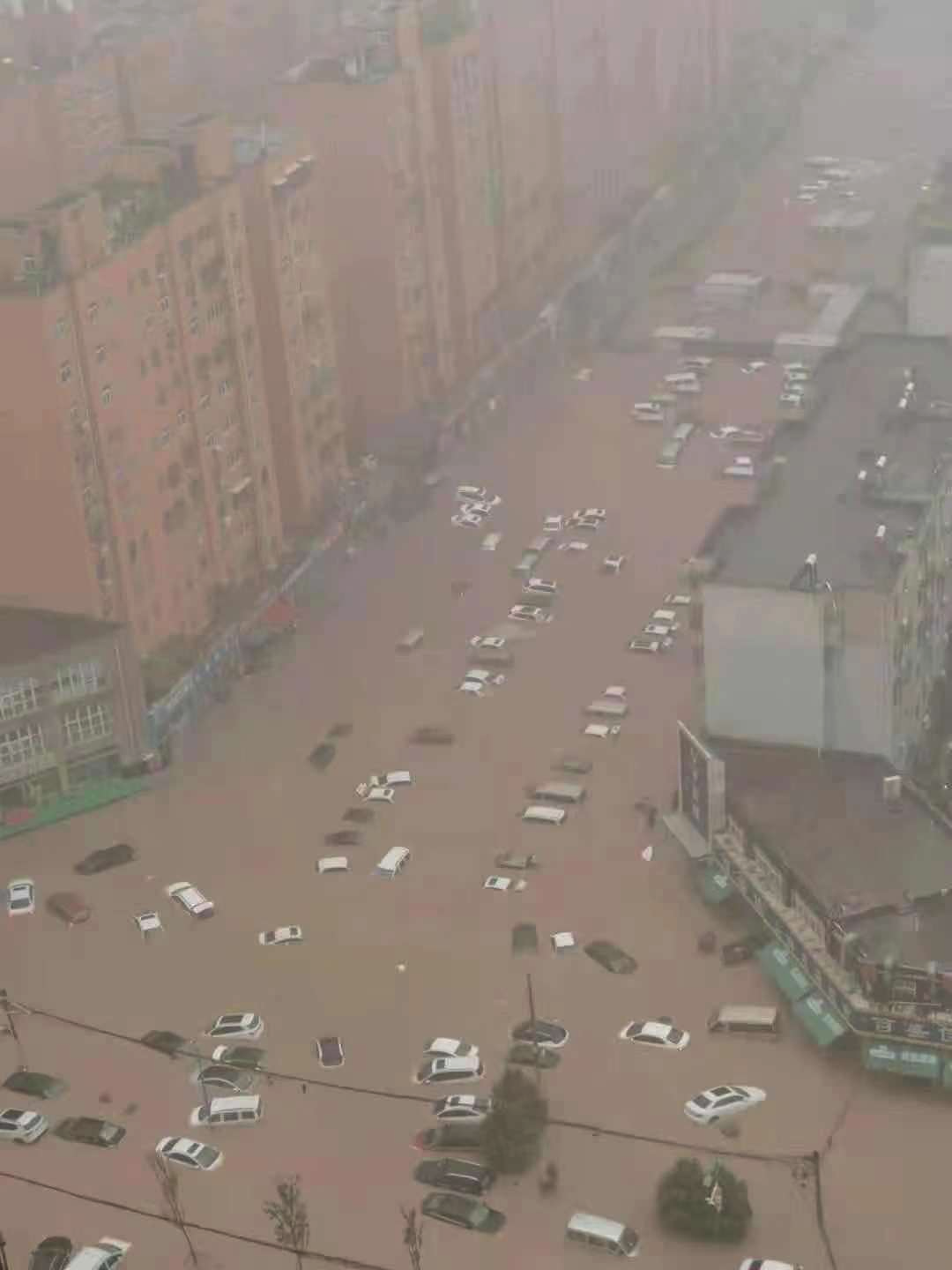 郑州整个城市都被泡在水中