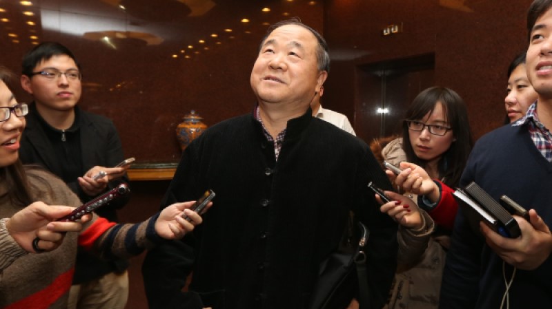 2014年3月4日，在人民大会堂参加中国两会的莫言