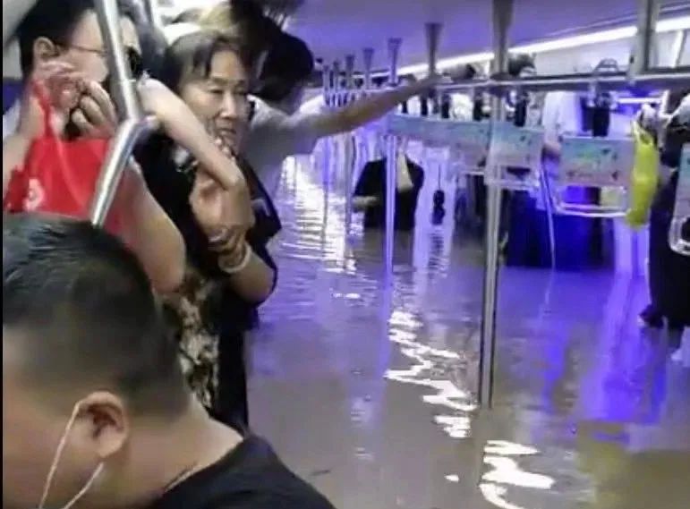 郑州市民困在地铁中