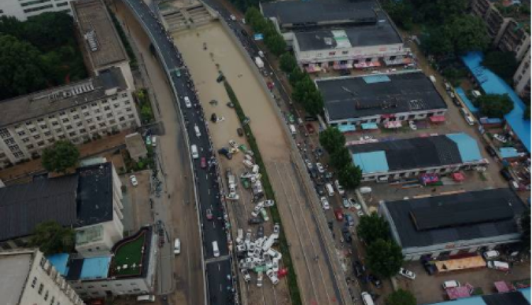 郑州隧道堆满被水淹的机动车