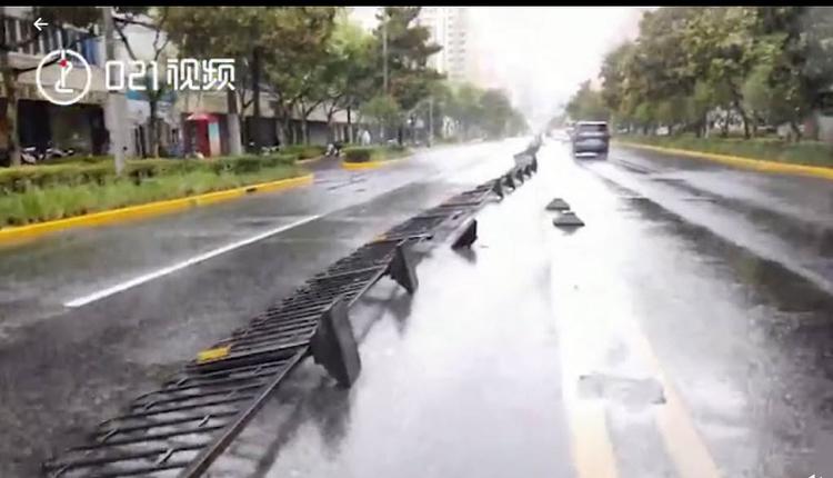 台风烟花登陆上海 公铁空全部停运 33万人被疏散