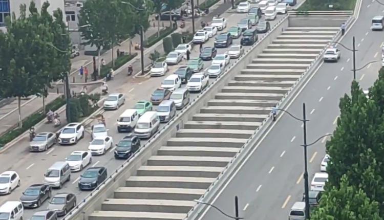 郑州隧道被淹失踪者超百人 网爆多辆疑似运尸体车