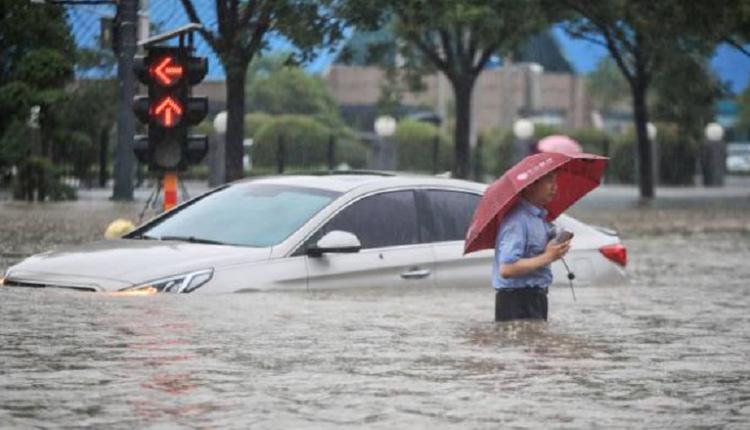 郑州洪灾，水灾，车被水淹