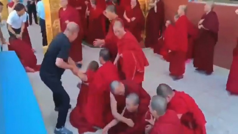 网曝贪图寺内捐款 甘肃政府暴力逼僧还俗（视频）
