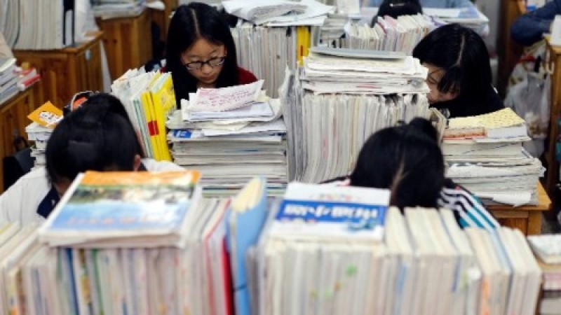 被书堆掩埋的课桌