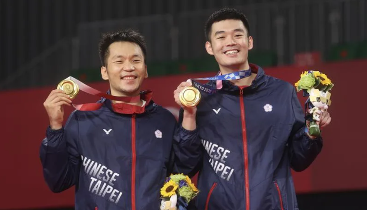 台湾羽球男双组合李洋（左）与王齐麟（右）获得羽球男双金牌