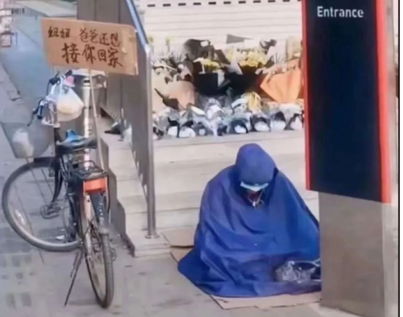 鄭州5號線沙口路地鐵站外面一位父親在等女兒回家