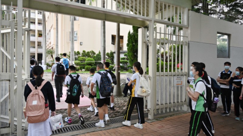 图为学生前往学校上课
