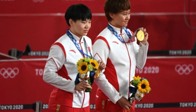 中国自行车女子团体冠军得主，竟违反奥委会规定，佩戴毛泽东徽章上台领奖