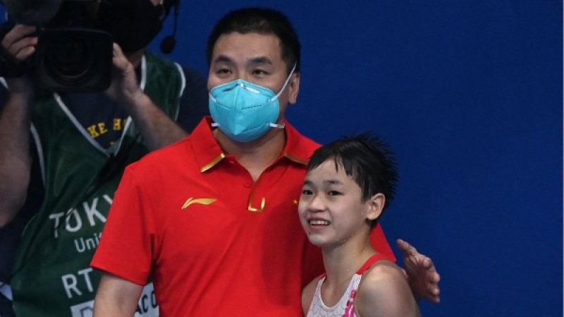 教練和14歲的女子10米跳台冠軍全紅嬋