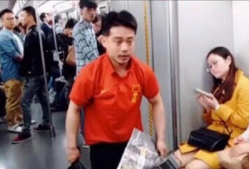 东奥期间 前中国体操冠军乞讨照网上热传